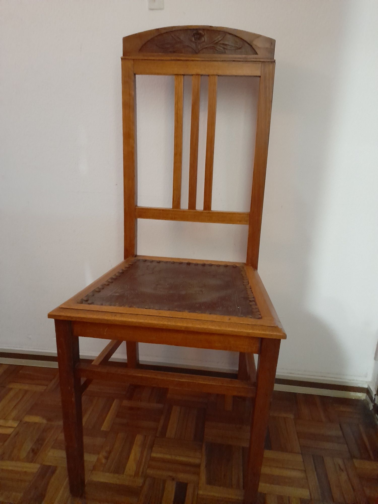 Cadeira antiga em madeira