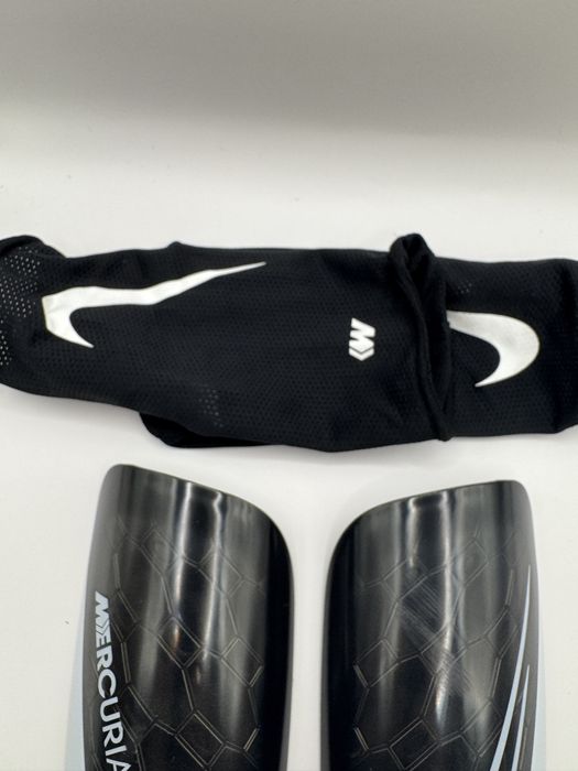 Ochraniacze goleni Nike Mercurial Lite - czarno-białe rozmiar S