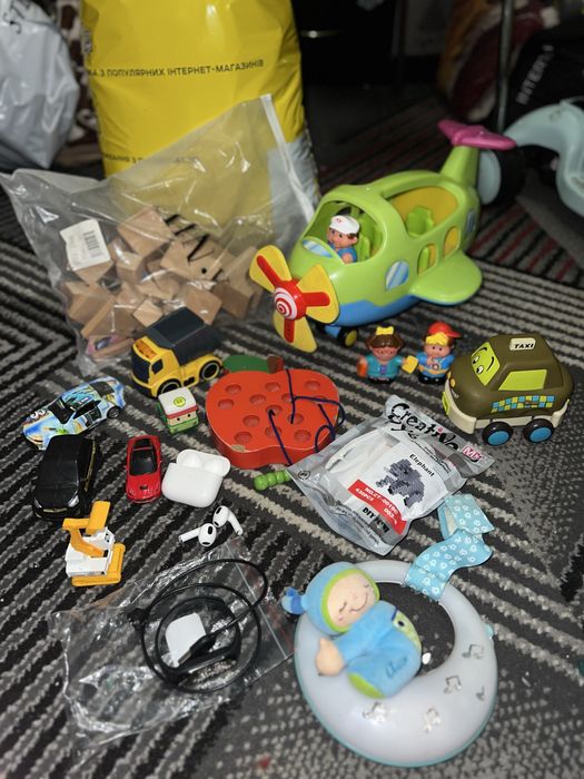 Іграшки, навушники, смарт браслет