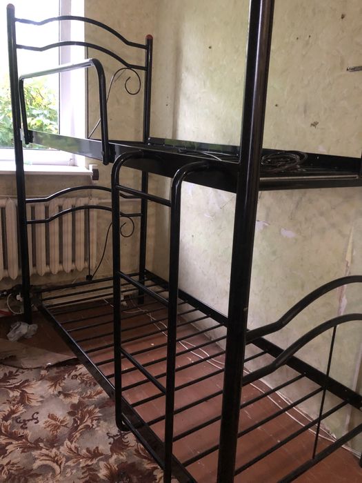 Продам металическую двухярусную кровать)