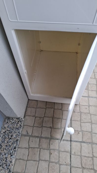 Tanque de lavar roupa com arrumação sem uso