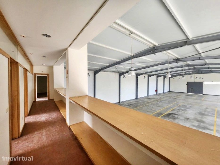 Armazém como novo com espaço exterior