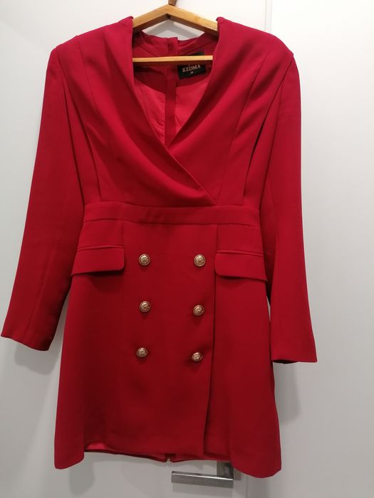 Дужє яскраве плаття на підкладці та на плечіках