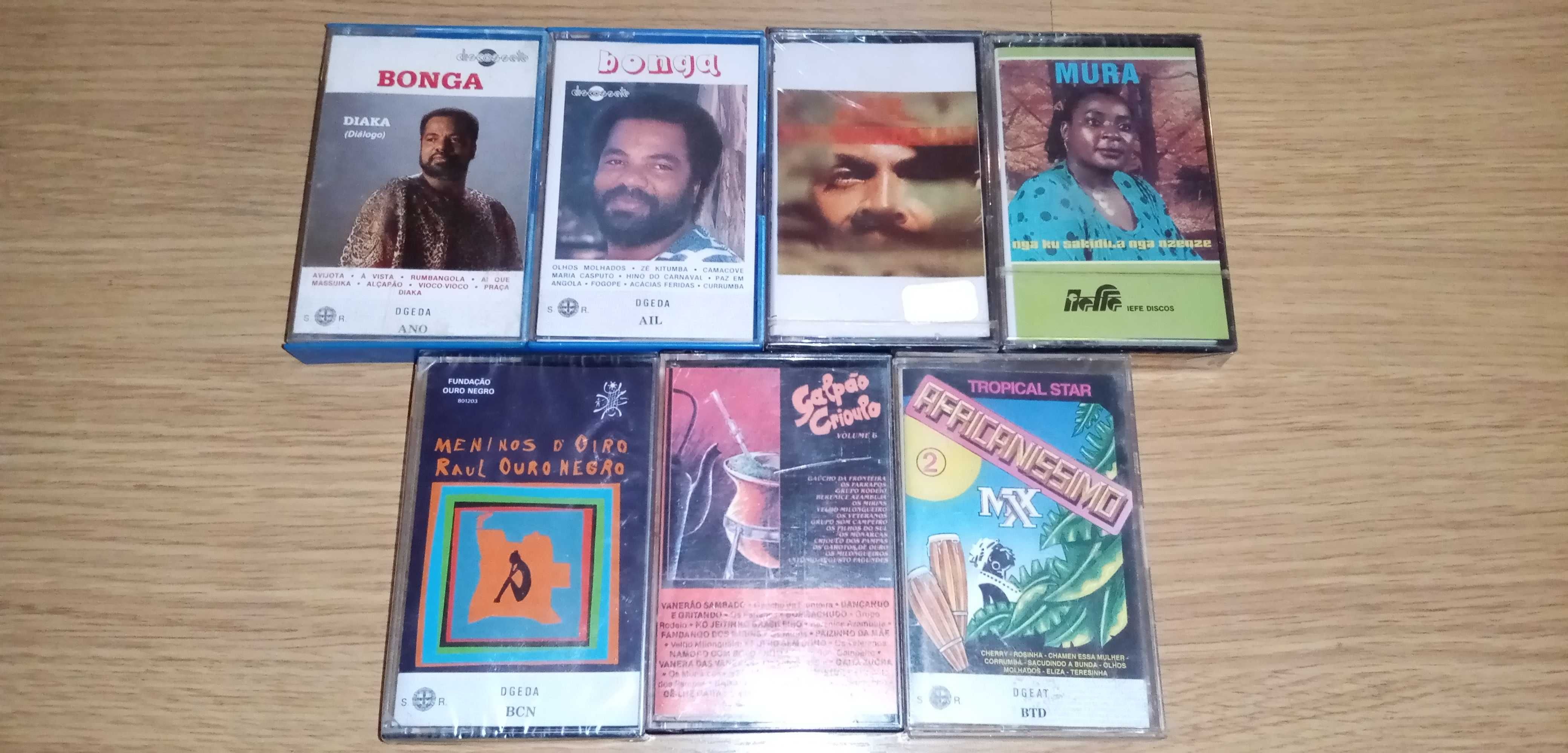 CDs e cassetes de música africana e latino-americana (LER DESCRIÇÃO)