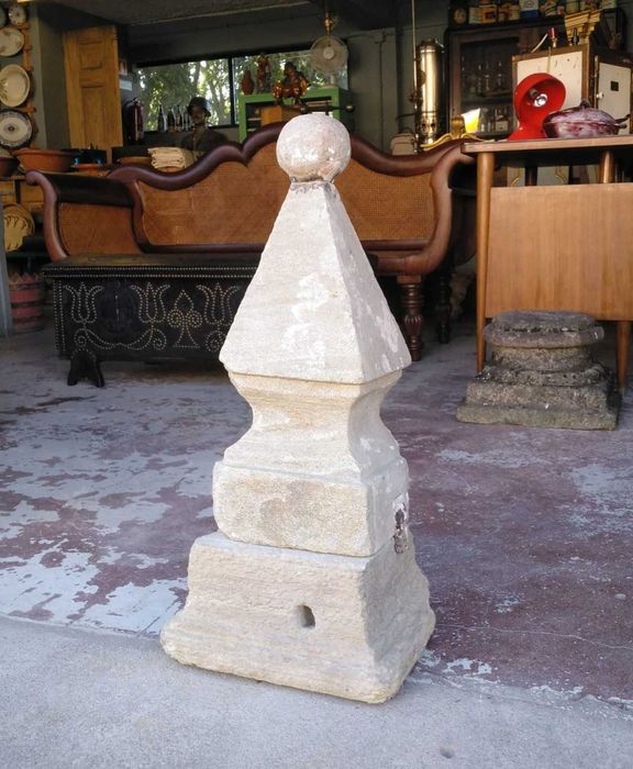 Antigo topo final em pedra de xisto