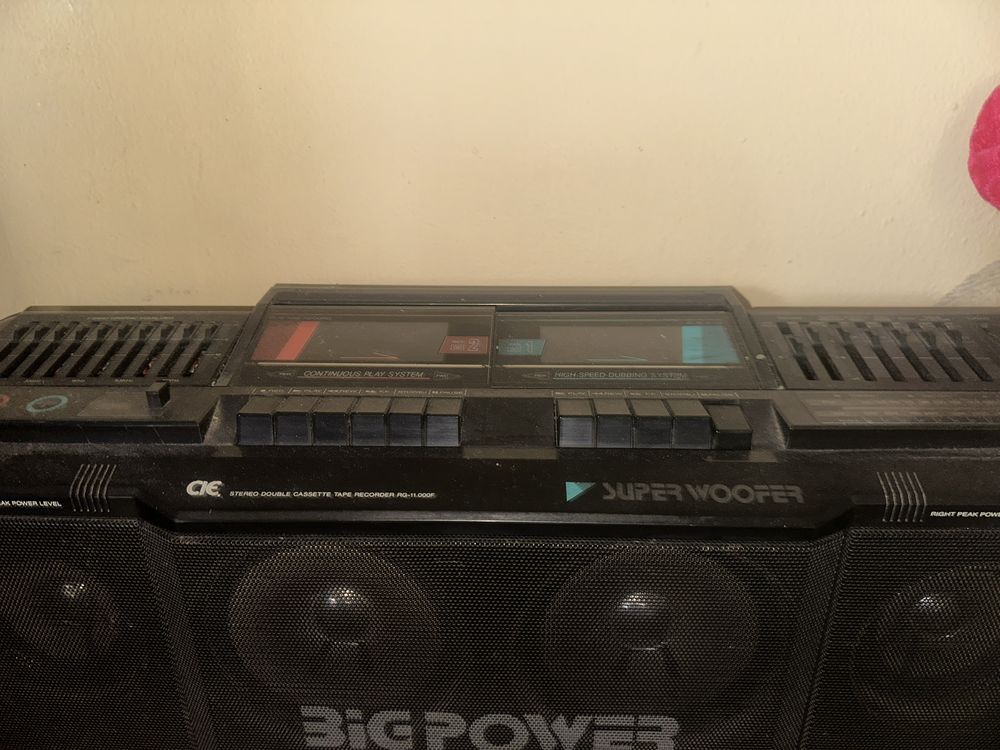 Radio preto antigo de cassetes