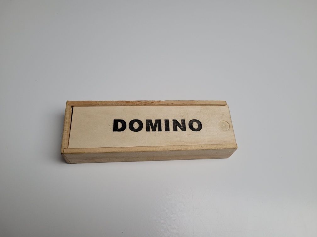 Domino z instrukcją, w drewnianym pojemniku