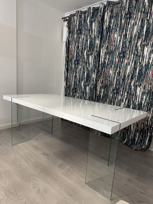 Mesa de sala em muito bom estado
