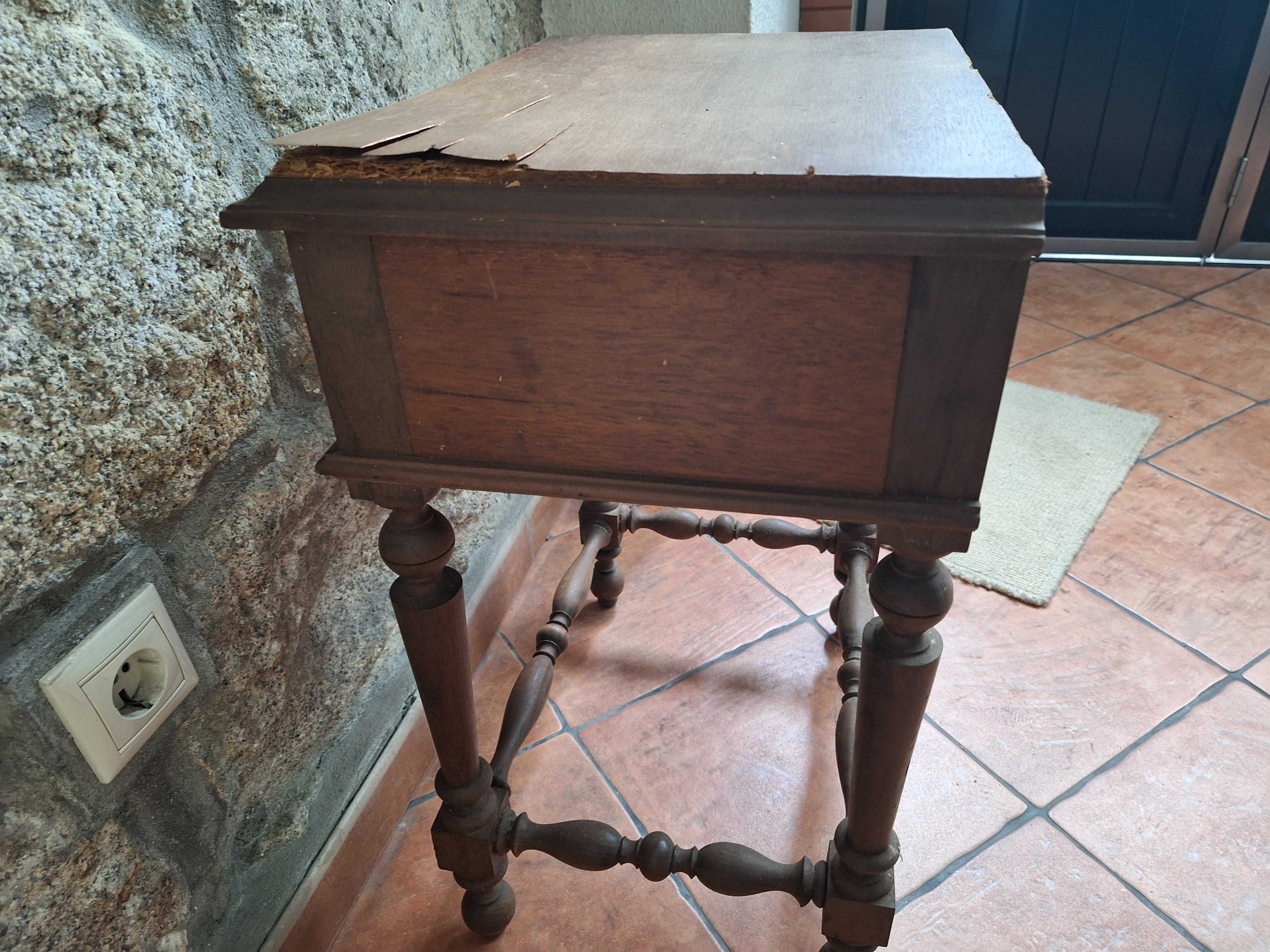 Mesa de cabeceira para restauro