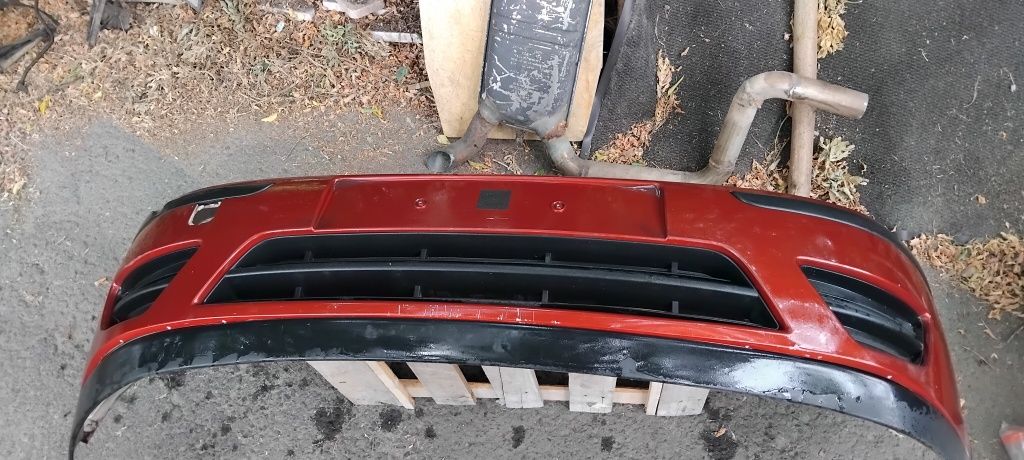 Zderzak przód czerwony Ford Focus MK1 2M51