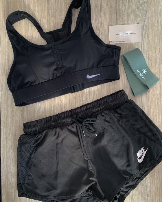 Черный топ Nike