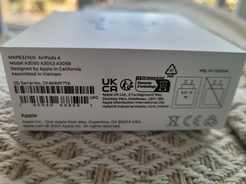 Apple AirPods 4 białe + etui ładujące