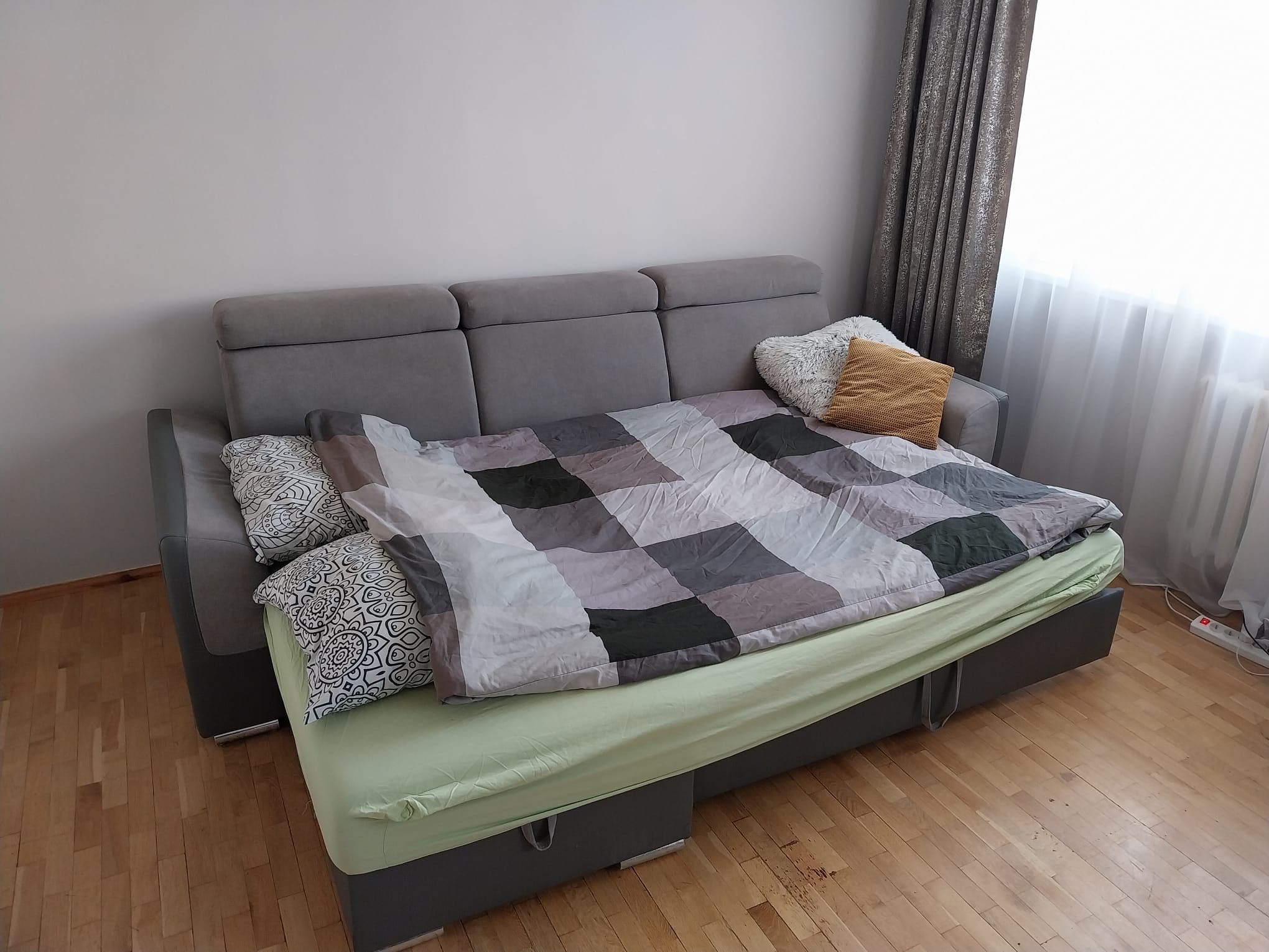 Narożnik z funkcją spania i regulacją zagłówka