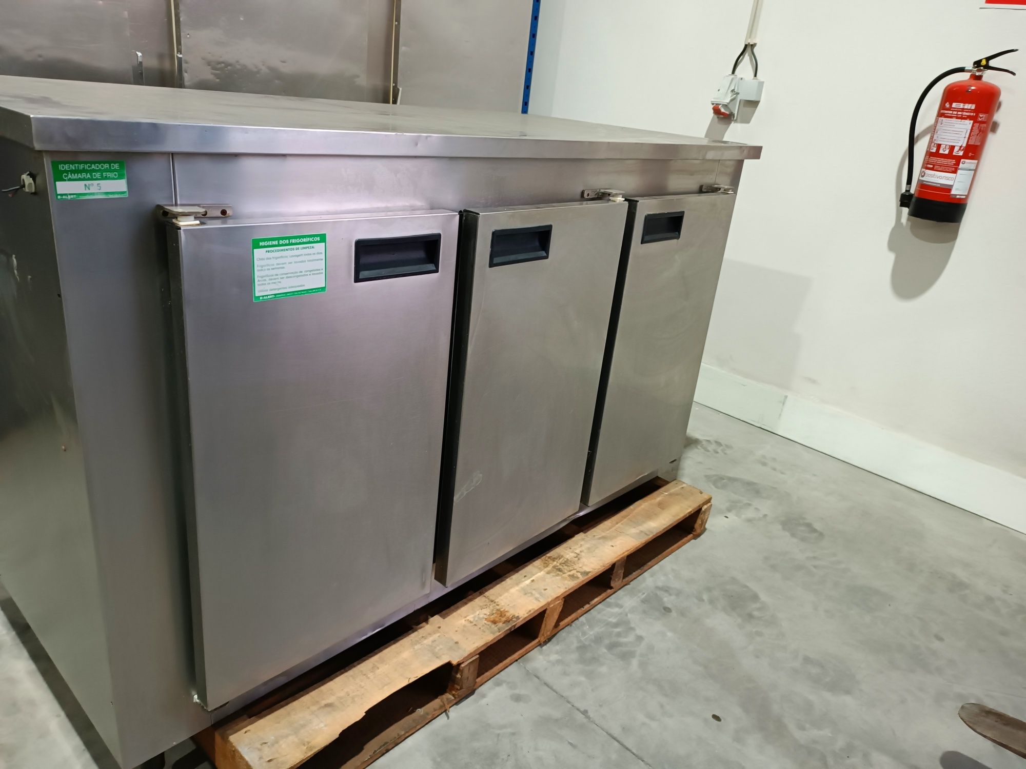 Ilha INOX refrigerada - p/ cozinha ou padaria