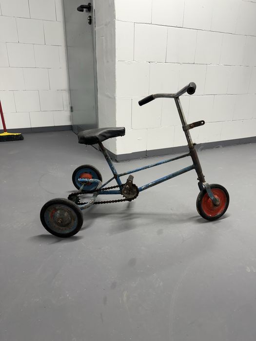 Stary metalowy rowerek trójkołowy PRL – retro, vintage, kolekcjonerski
