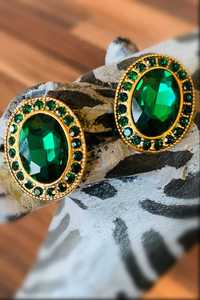 Приголомшливі круглі сережки, прикрашені зеленим камінням.