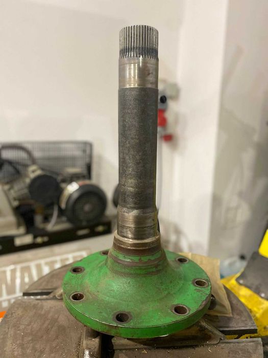 tylny wał koła John Deere R305625 R188097