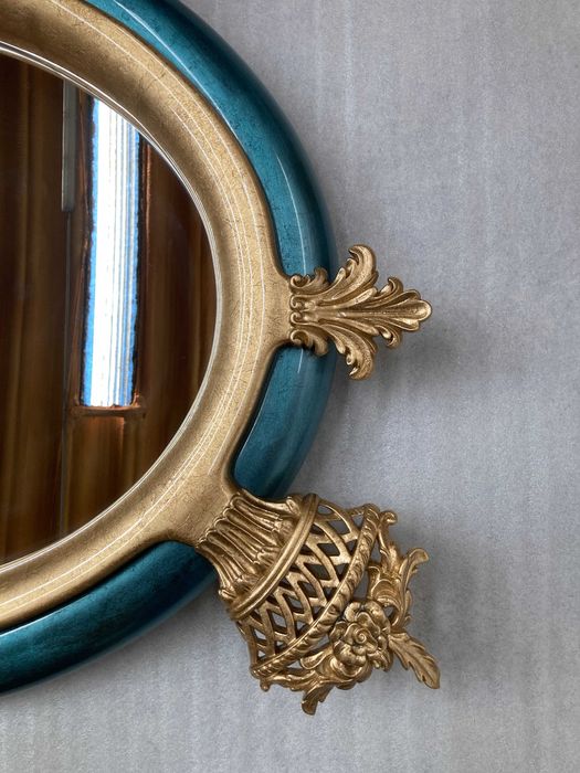 Espelho de parede em talha e folha dourada.