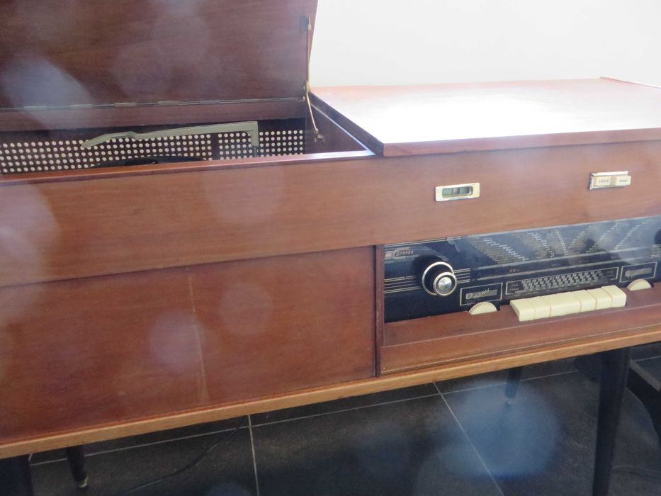 Móvel com Rádio e Gira discos Philips