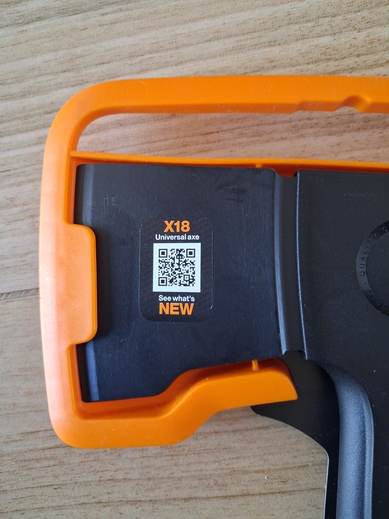 Siekiera Fiskars x18 x series