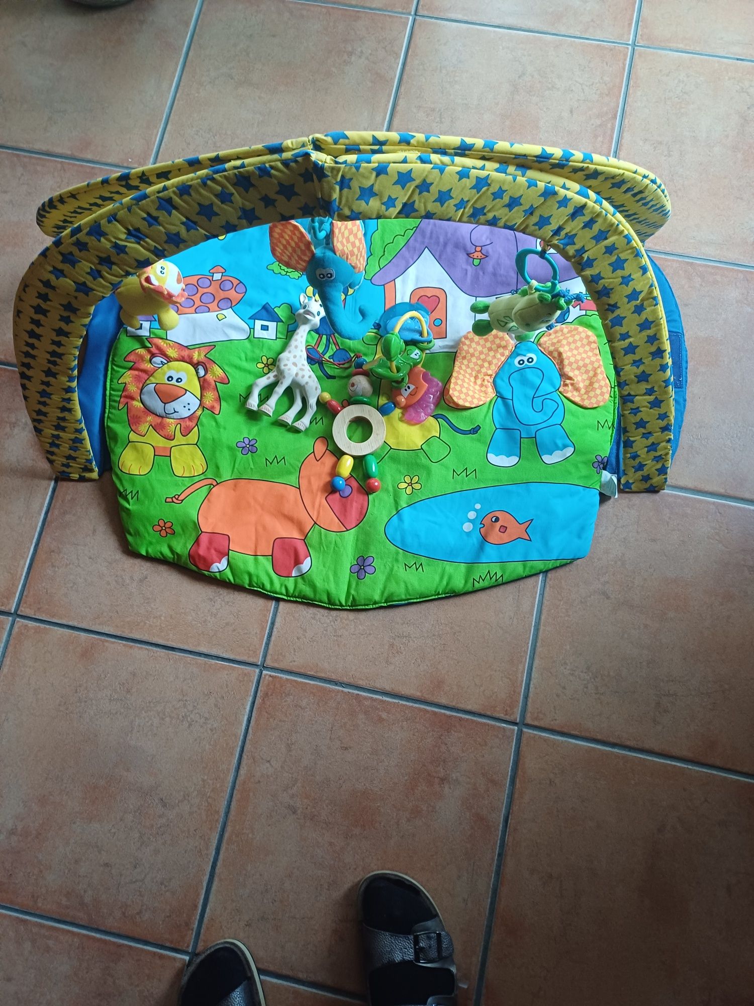 Ginásio  de  bebé com brinquedos incluídos.