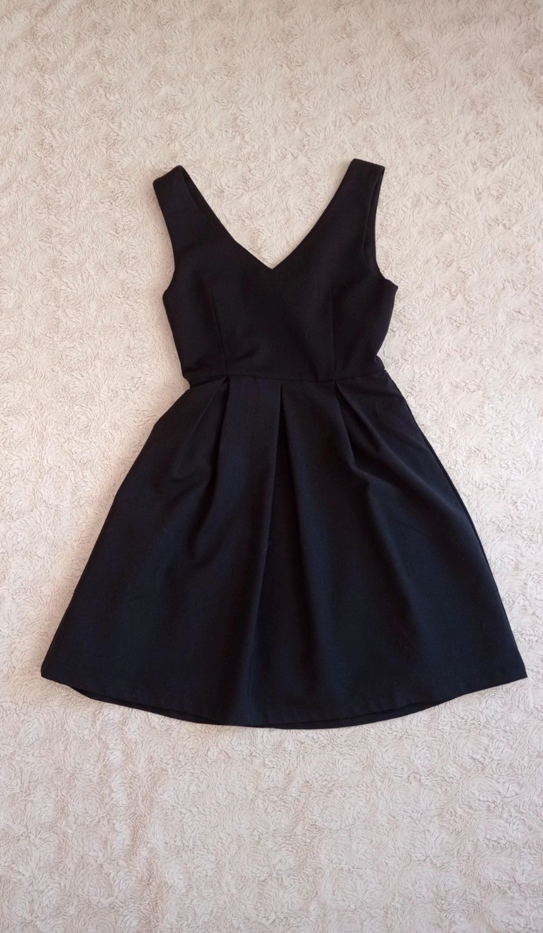Rozkloszowana sukienka- mała czarna