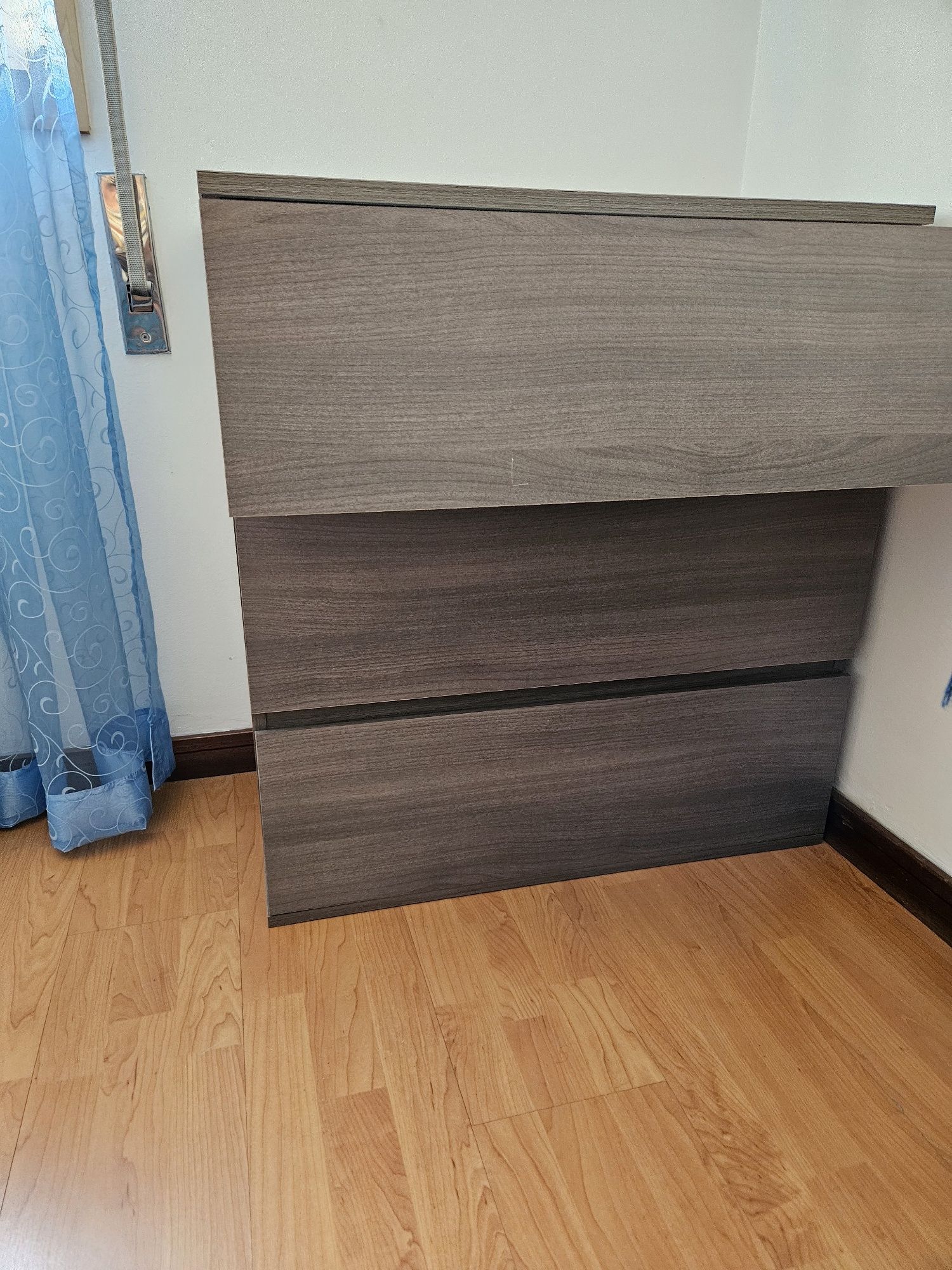 Cómoda Cinzenta Com 3 Gavetas Espaçosas.