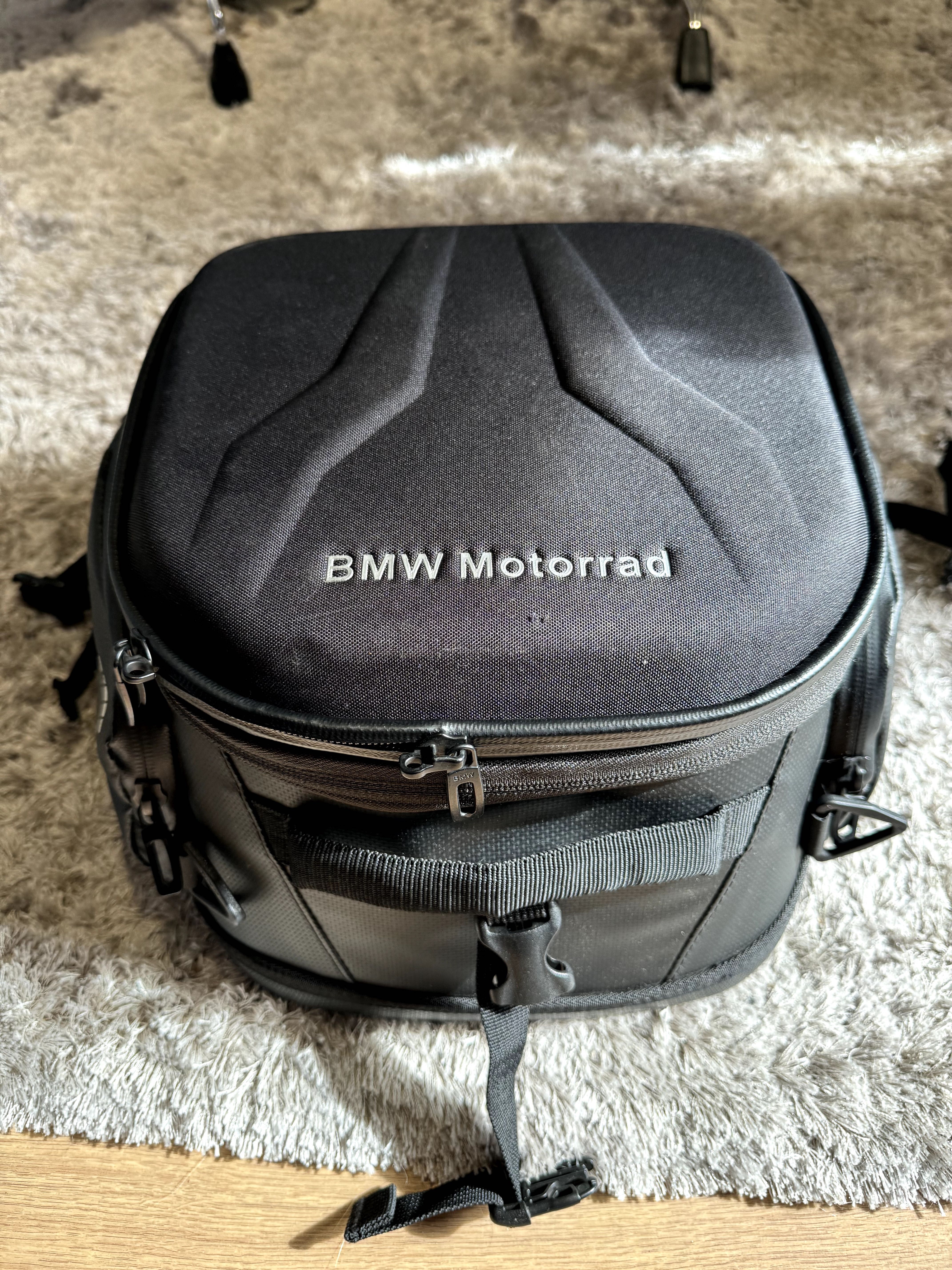 Acessórios BMW 1250GS, capacete BMW sys7 e equipamento