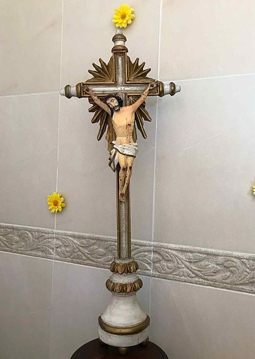 Antigo Cristo na cruz em madeira