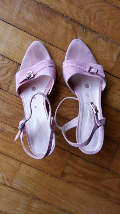 Sandálias rosa seco em pele