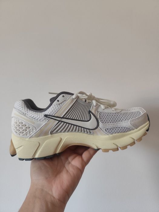Nike Wmns Zoom Vomero 5