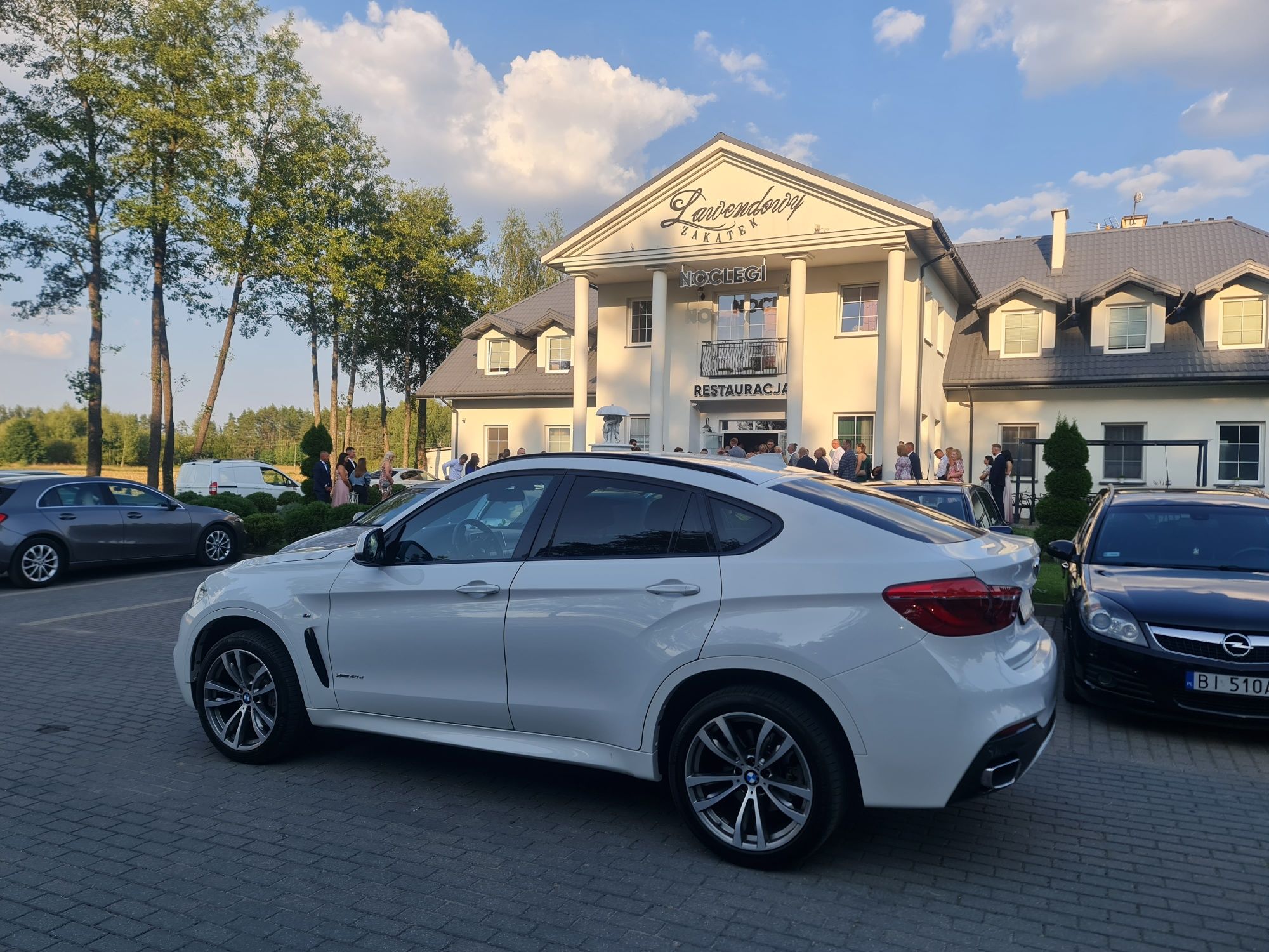 Auto do ślubu BMW X6 M-pakiet biel alpejska!