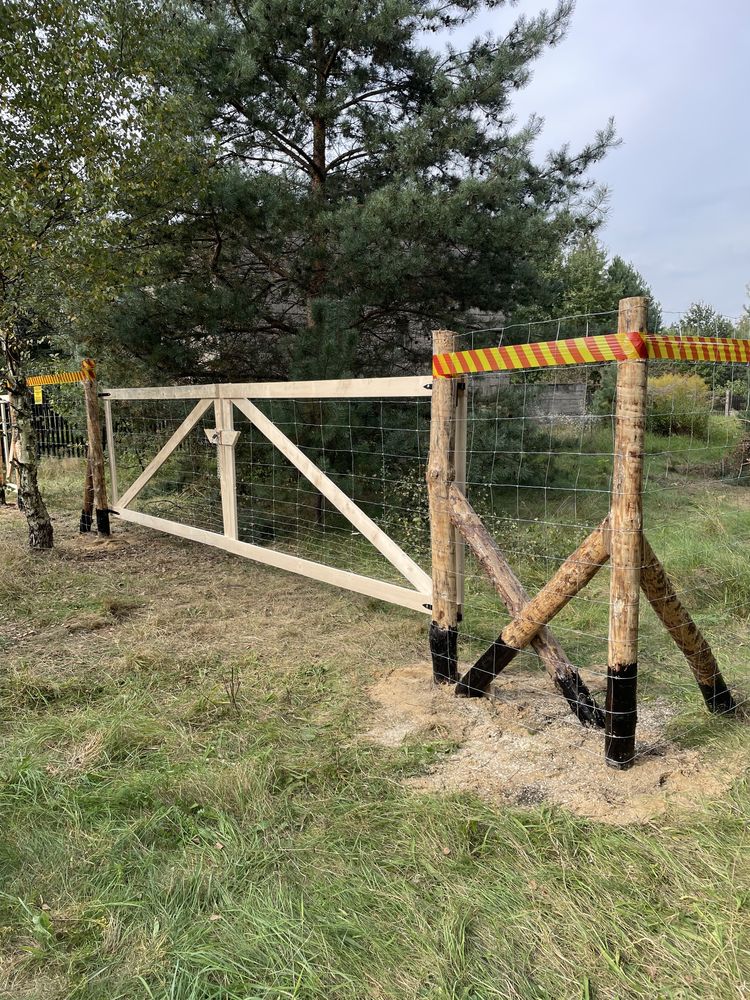 Ogrodzenie budowlane tymczasowe stemple siatka leśna brama furtka płot