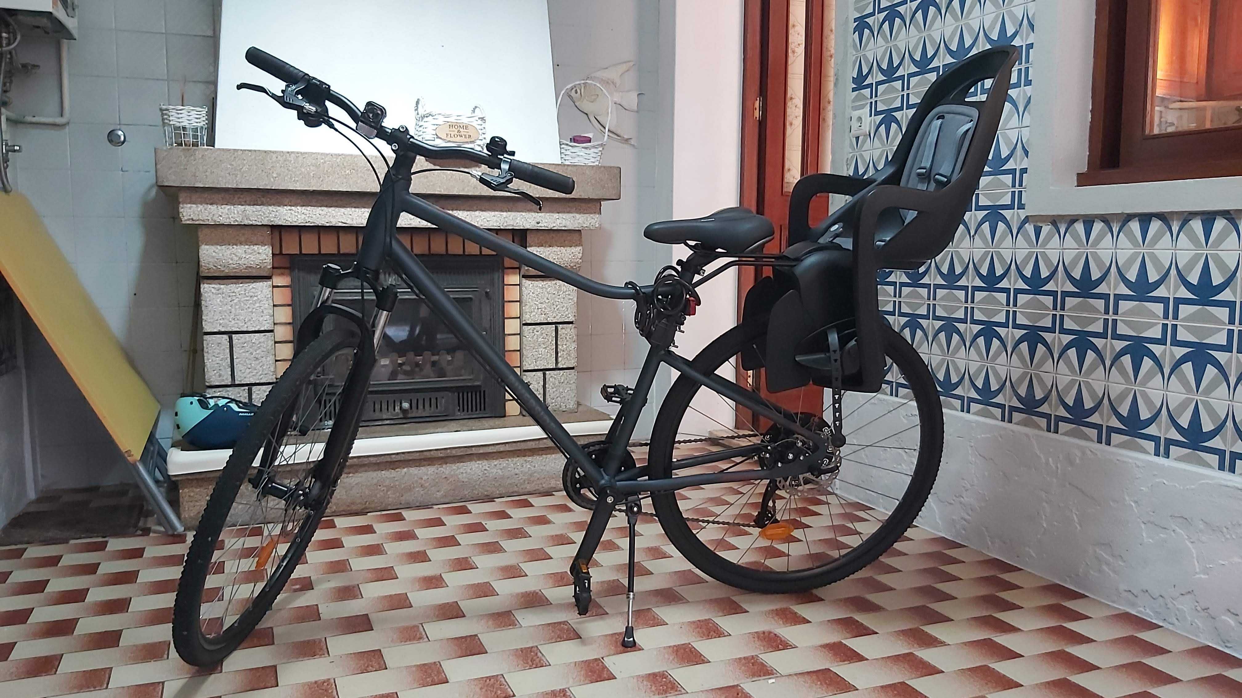 Bicicleta e cadeirinha para transporte de criança