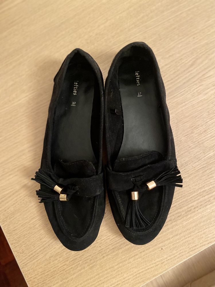 2 pares de sapatos (pouco usados)