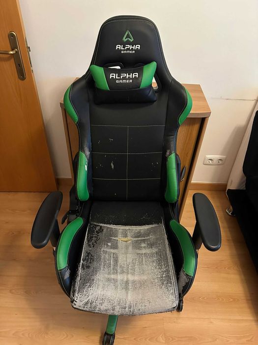 Cadeira de Gaming Alpha com braços e costas ajustáveis