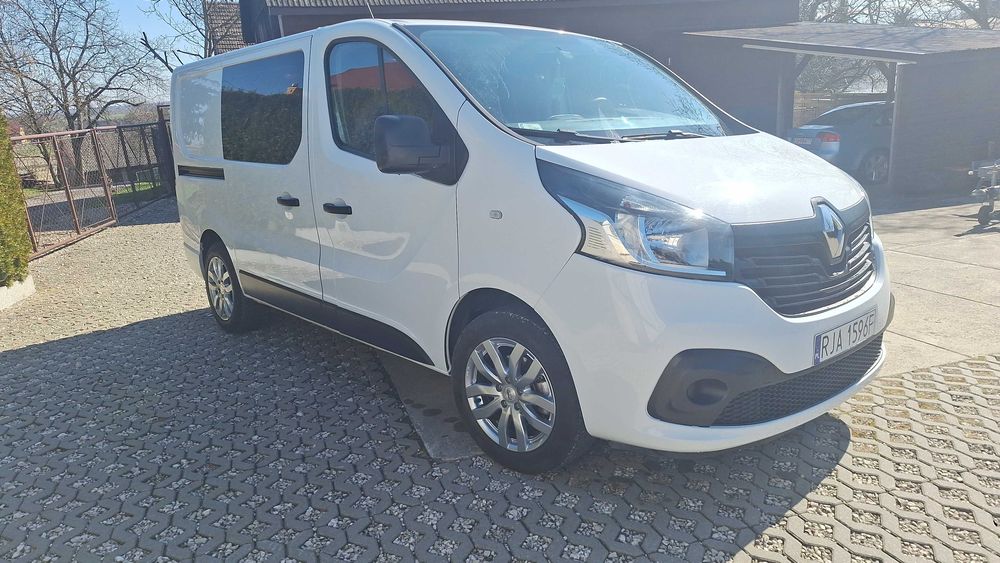 Renault trafic 3 brygadówka 6 osobowy