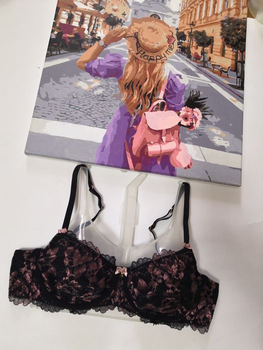 Бюстгальтер бренда Beldona, розмір 85 В.
М'який, з металевими кісточка