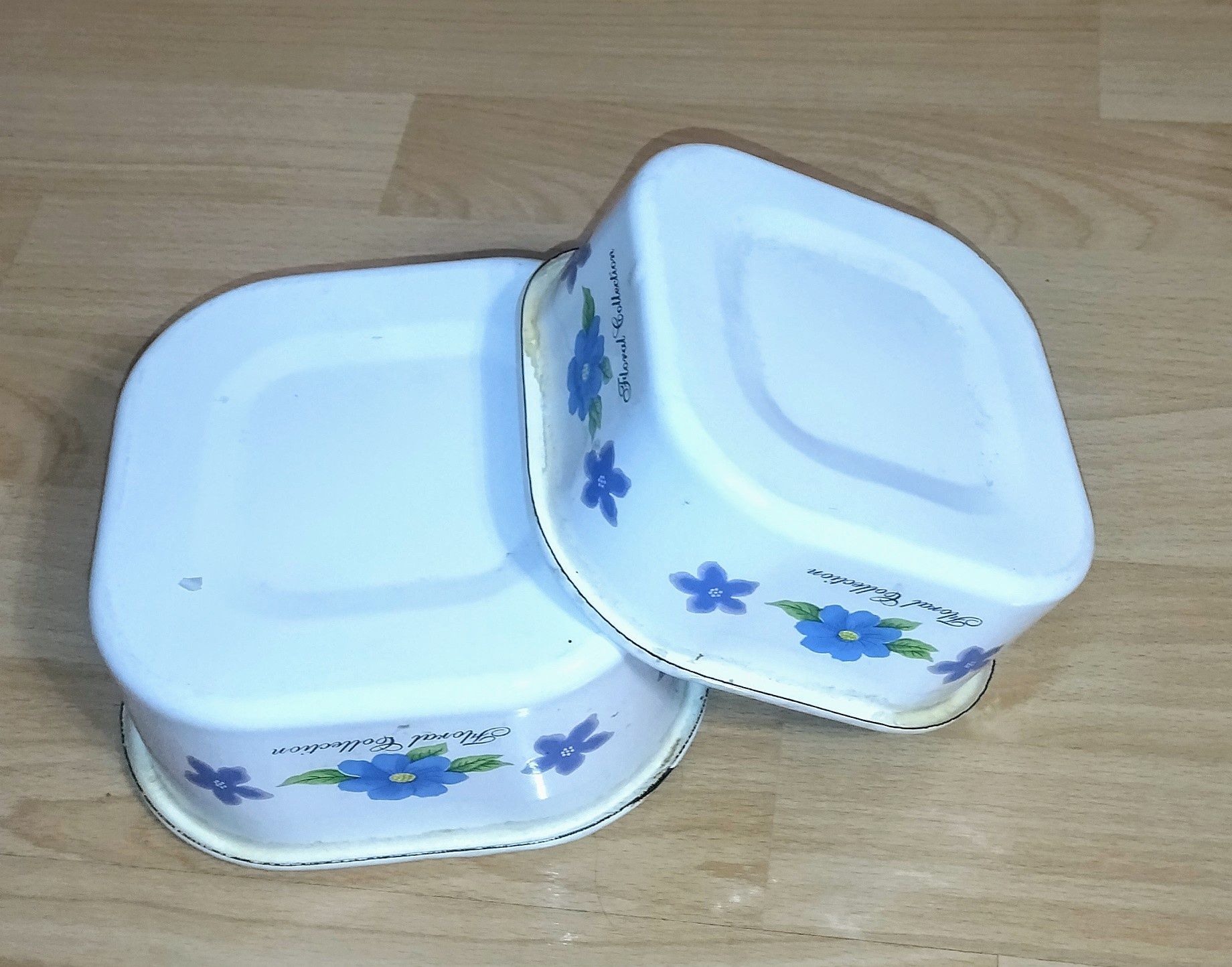 Лотки - металлические эмалированные без крышки.