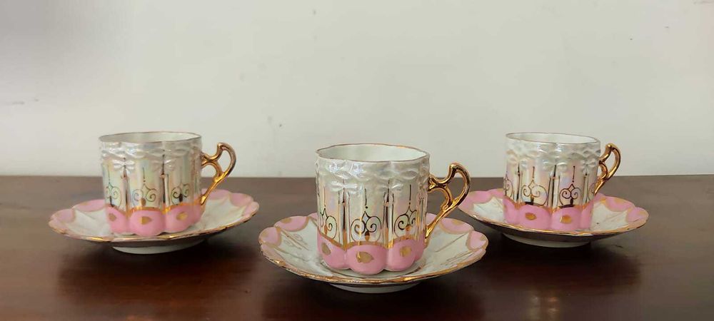Três chávenas em porcelana.