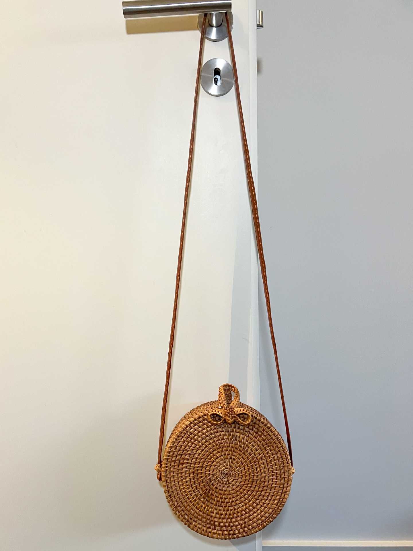 mala bolsa pochete redonda de palha verga