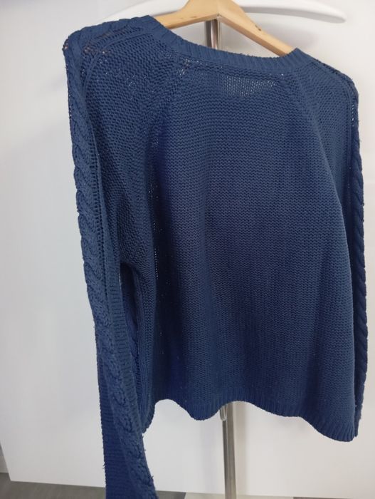 Camisola de malha azul tricotada