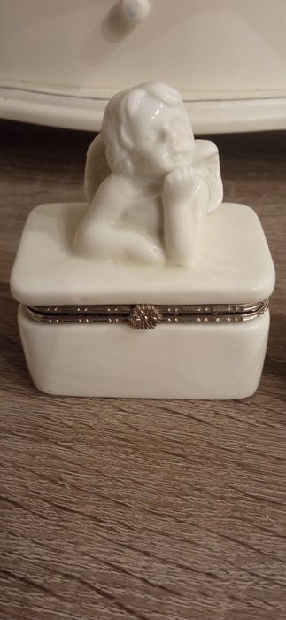 Ceramiczna szkatułka na biżuterię z aniołkiem porcelana
