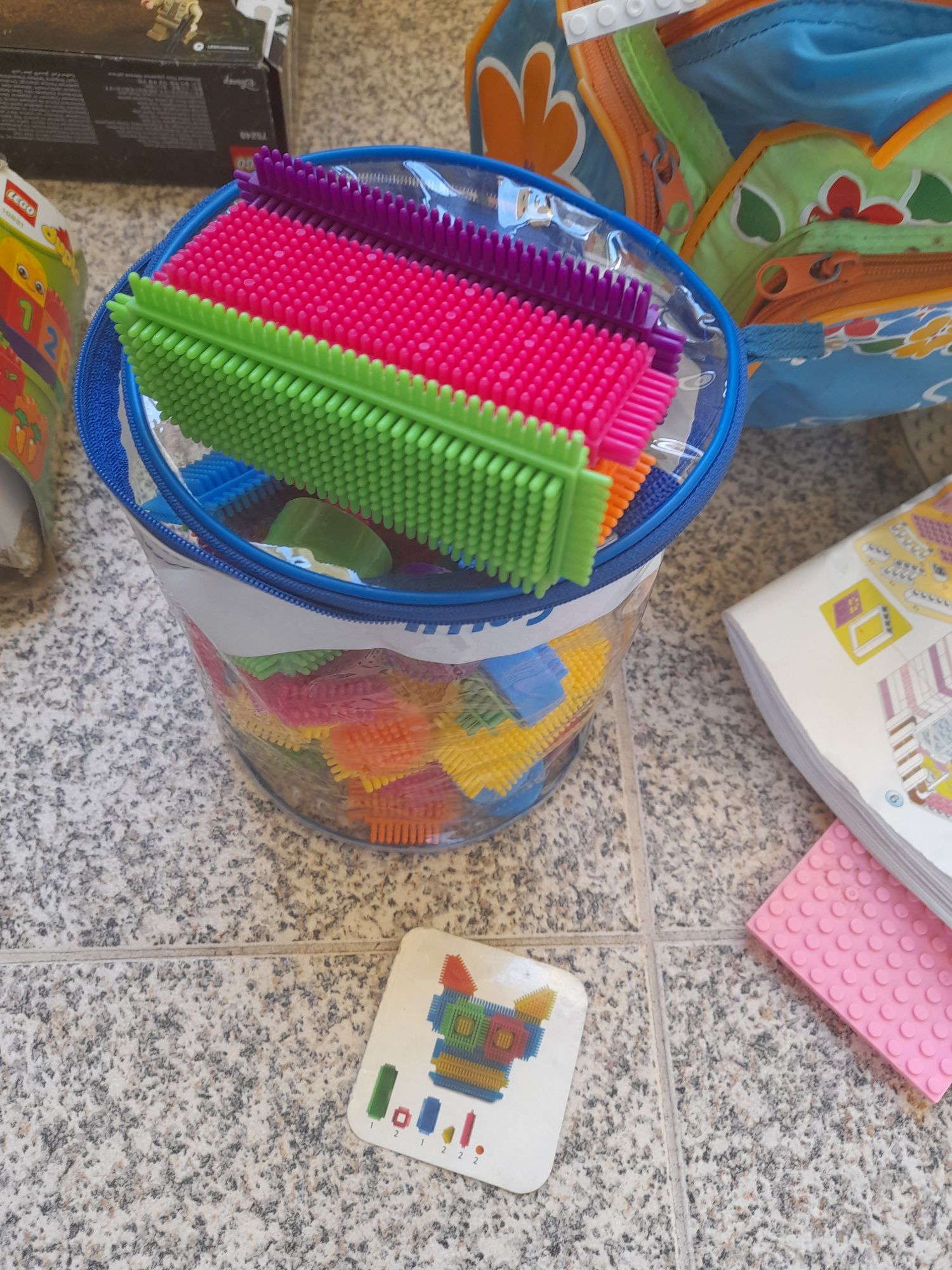 Legos e peças  de construção