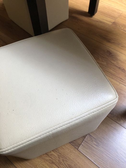 Brązowy stolik kawowy i dwie pufki białe