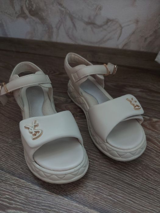 Босоніжки жіночі