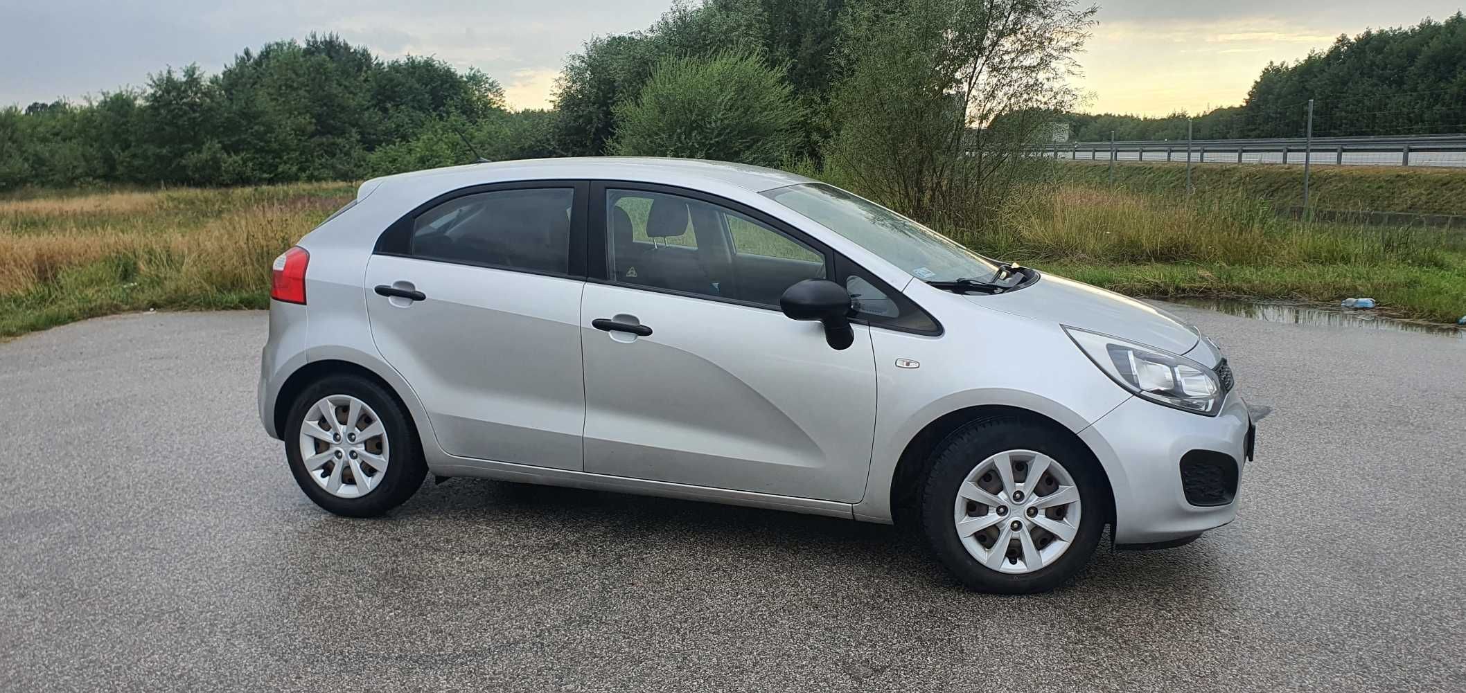 Kia Rio/Bezwypadkowa/ Polska Salon/Mały przebieg