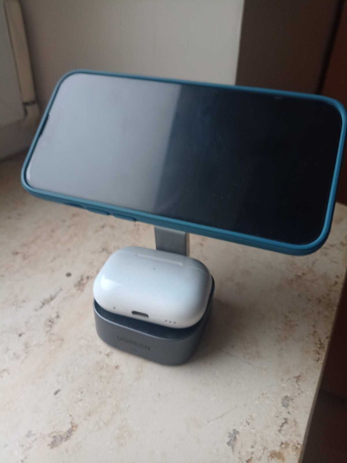 UGREEN MagFlow składana podstawka ładująca 2 w 1 do iPhone'a