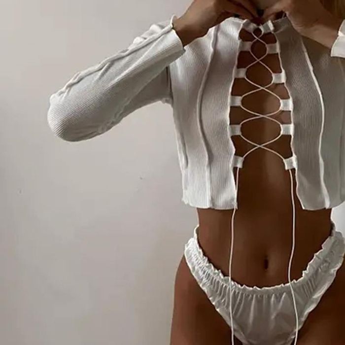 Топ на завʼязках з відкритим бюстом