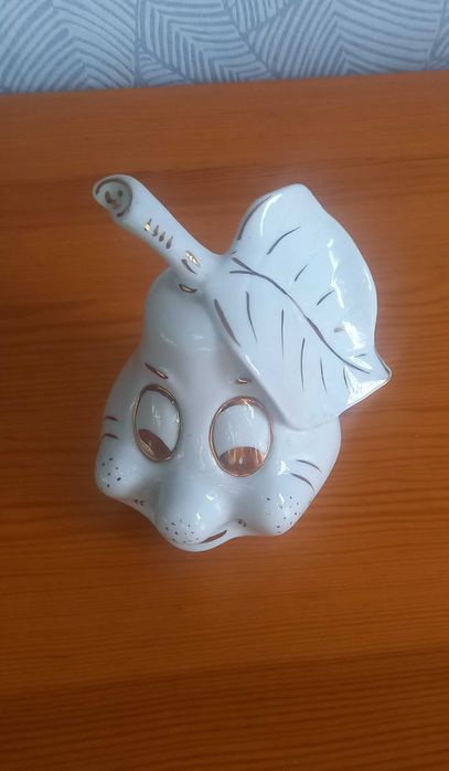Figurka porcelanowa gruszka z liściem 15 cm